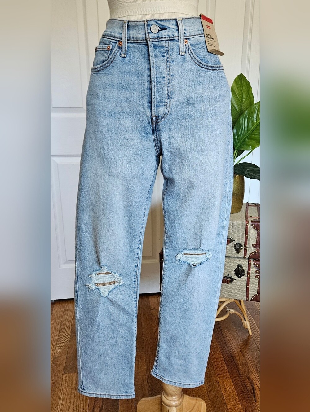 LEVI'S High Rise Wedgie Straight Distressed Ankle length Jeans Size 30